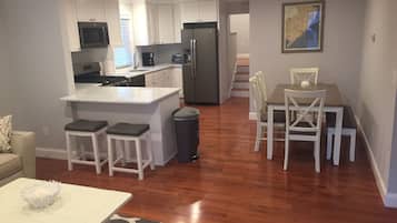 Een koelkast, een magnetron, een oven, een kookplaat