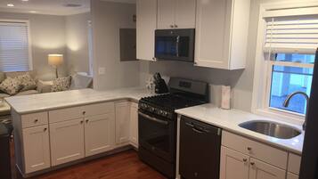 Een koelkast, een magnetron, een oven, een kookplaat