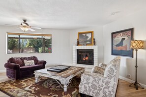 スマートテレビ、暖炉、テーブルサッカー台、卓球台