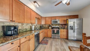 Køleskab, mikrobølgeovn, ovn, kogeplade