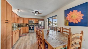 Køleskab, mikrobølgeovn, ovn, kogeplade