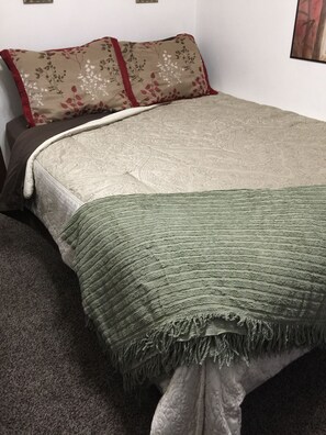 2 habitaciones, tabla de planchar con plancha y cuna de viaje 