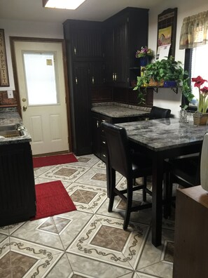 Dining - Main Floor 2 bedroom, 1 bath, Easy Walk to Mayo Clinic, trails, parks, shopping (Rochester)