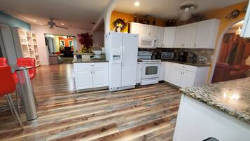 冷蔵庫、電子レンジ、オーブン、コンロ