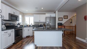 ثلاجة، ميكروويف، فرن، موقد طهي مسطح