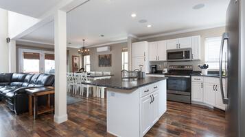 Jääkaappi, mikroaaltouuni, uuni, liesi