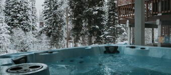SKI IN/OUT, HOT TUB. 4 Bed 4.5 bath, 3 Kings, sleeps 20! 45 min to Glacier.