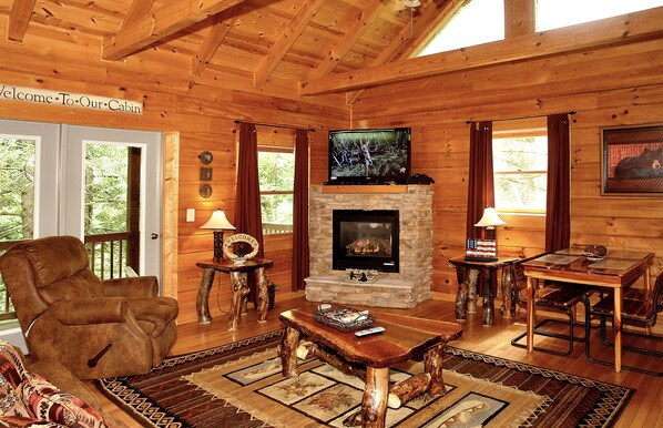 Een televisie, een open haard en een dvd-speler