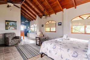 3 slaapkamers, een strijkplank/strijkijzer, gratis wifi, beddengoed