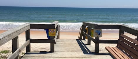 Plage, chaises longues, serviettes de plage
