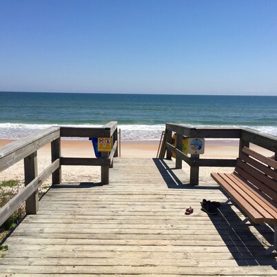 Riverfront with boat dock, sleeps 8, walking distance to beach. 14 NIGHTS FREE !