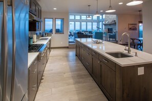 ثلاجة، ميكروويف، فرن، موقد طهي مسطح