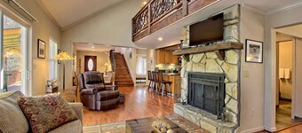 Mountains, Rustic Seclusion w/Private Hot Tub, Swim, Tennis & Golf in Sky Valley