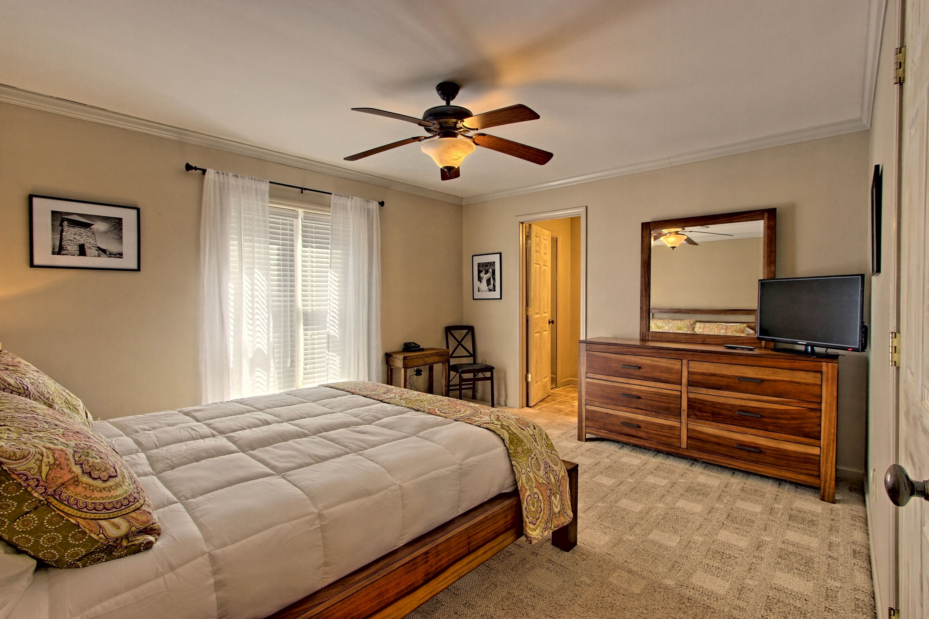 4 sovrum, skrivbord, strykjärn/strykbräda och resesäng