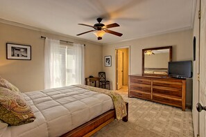 4 bedrooms, desk, iron/ironing board, travel cot - Mountains, Rustic Seclusion w/Private Hot Tub, Swim, Tennis & Golf in Sky Valley (Sky Valley)