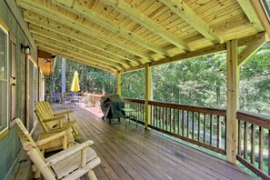 Terrace/patio - Mountain Cabin with Fire Pit, Hot Tub, Pool, Tennis & Golf in Sky Valley (Sky Valley)