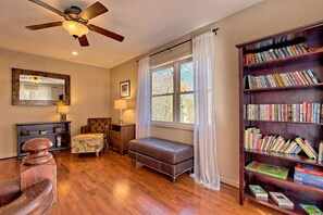 Smart TV, fireplace, DVD player, table football - Mountains, Rustic Seclusion w/Private Hot Tub, Swim, Tennis & Golf in Sky Valley (Sky Valley)