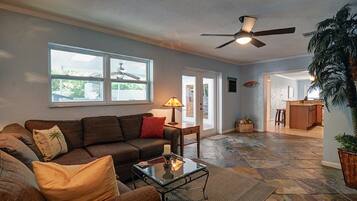 Smart TV, fireplace, ping pong, stereo