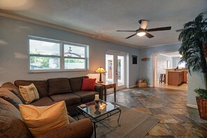 Téléviseur connecté, foyer, table de ping-pong, chaîne audio