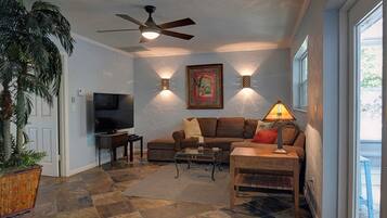 Smart-tv, een open haard, een tafeltennistafel en een stereo