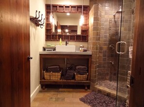 Een douche, een haardroger, handdoeken, zeep