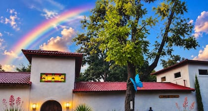 Romantic Private Casita Retreat/Convenient to Main St/Outdoor Cantina + Firepit