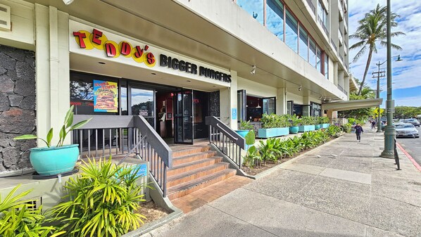 TEDDYS BIGGER BURGERS - Oasis in Waikiki w/ Pool ⛱-Steps to the Beach, Zoo, SunDeck Waikiki Grand Hotel® (Honolulu)