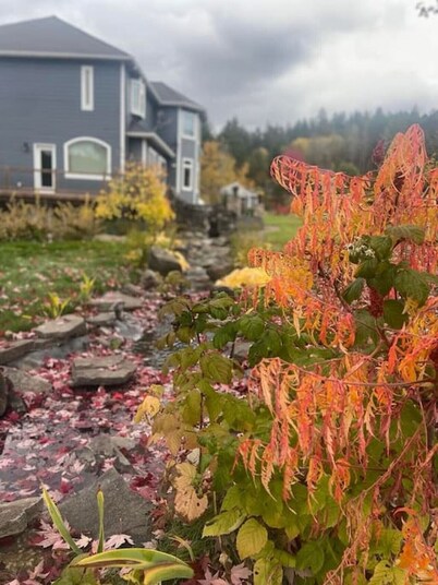 LOFT · PNW Scenic Loft, with AC !Enjoy your private getaway today!