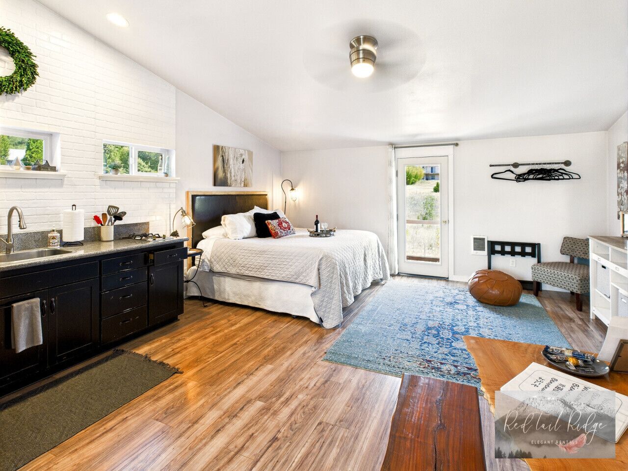 1 habitación, escritorio, tabla de planchar con plancha y cuna de viaje 