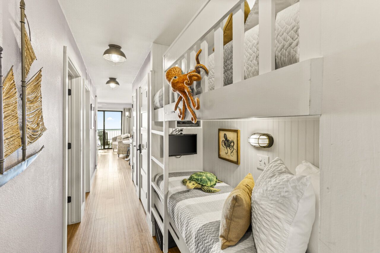 1 soverom, skrivebord, strykejern/-brett og reiseseng for barn