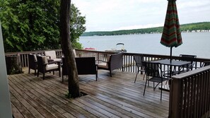 Outdoor dining - Beautiful sunsets on the lake, spectacular views from prime north-east location (Livonia)