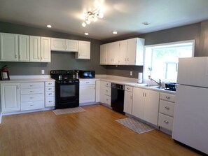 冰箱、微波炉、烤箱、炉灶