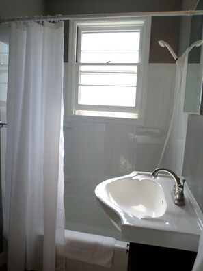 Combined shower/bathtub, hair dryer, towels