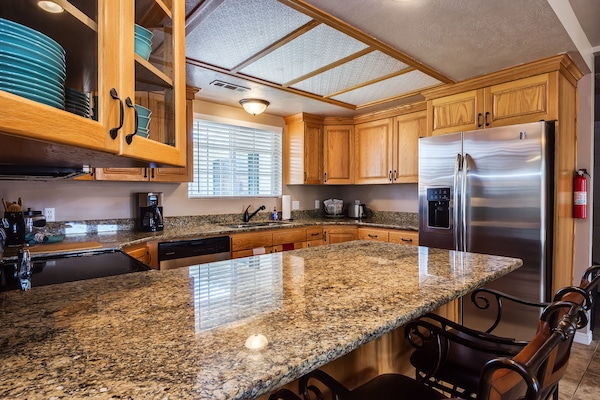 Kjøleskap, mikrobølgeovn, ovn og kokeplater