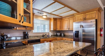 Yksityinen uima-allas 4BR 3BA Home lähellä Zionia, 2 pääsviitillä