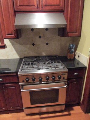 Refrigerador, microondas, horno y parrilla de estufa 