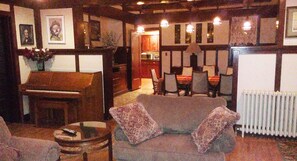 Televisión, reproductor de DVD, tenis de mesa y libros