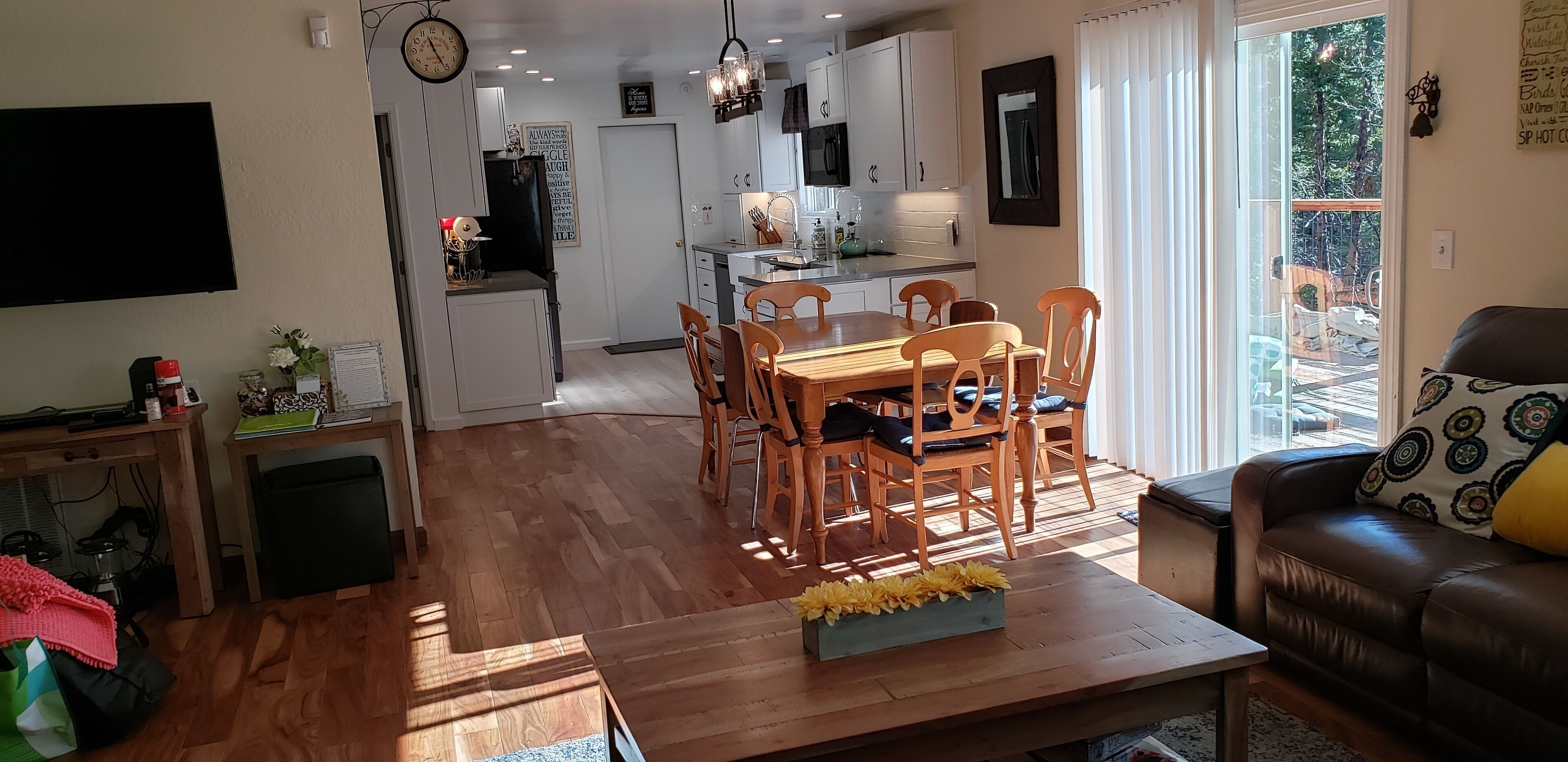 TV connectée, cheminée, lecteur de DVD, baby-foot