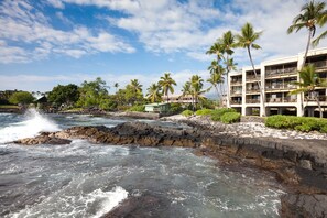 Exterior - Ocean Front Top Floor Condo/Free WiFi & Parking/Pool/Jacuzzi/Grill/Beach Equipmt (Kailua-Kona)