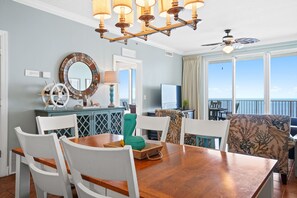 Dining - BEACHFRONT Panoramic Corner Unit, Beach Service, Wifi, free parking, Sleeps 6! (Panama City Beach)