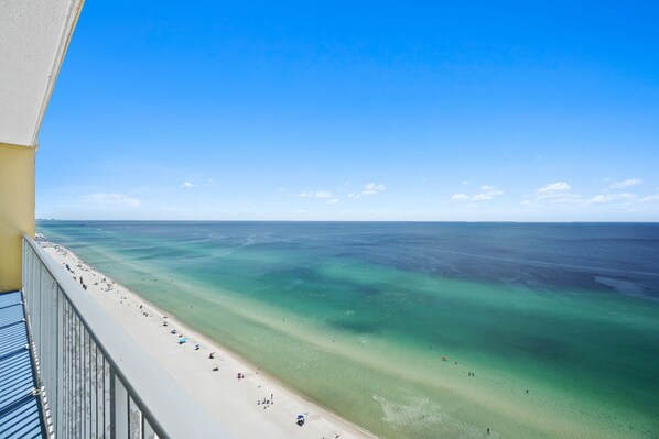 Plage, chaises longues