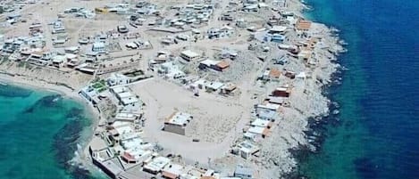 Ligstoelen aan het strand