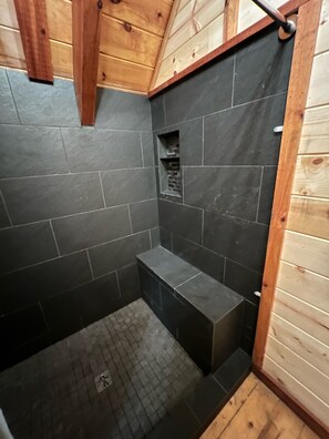 Duschwanne, Whirlpool, Haartrockner, Handtücher