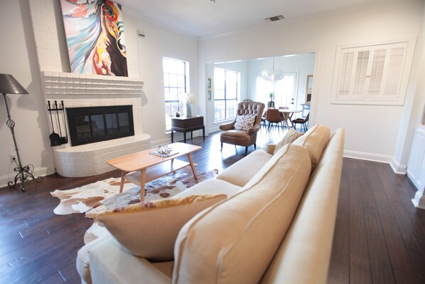 Smart TV, chimenea, libros