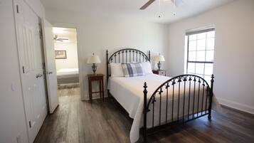 3 makuuhuonetta, työpöytä, silitysrauta/-lauta, vauvan matkasänky