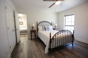 3 habitaciones, escritorio y tabla de planchar con plancha