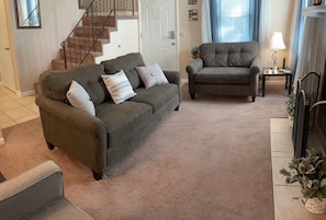 Smart TV, chimenea y libros 