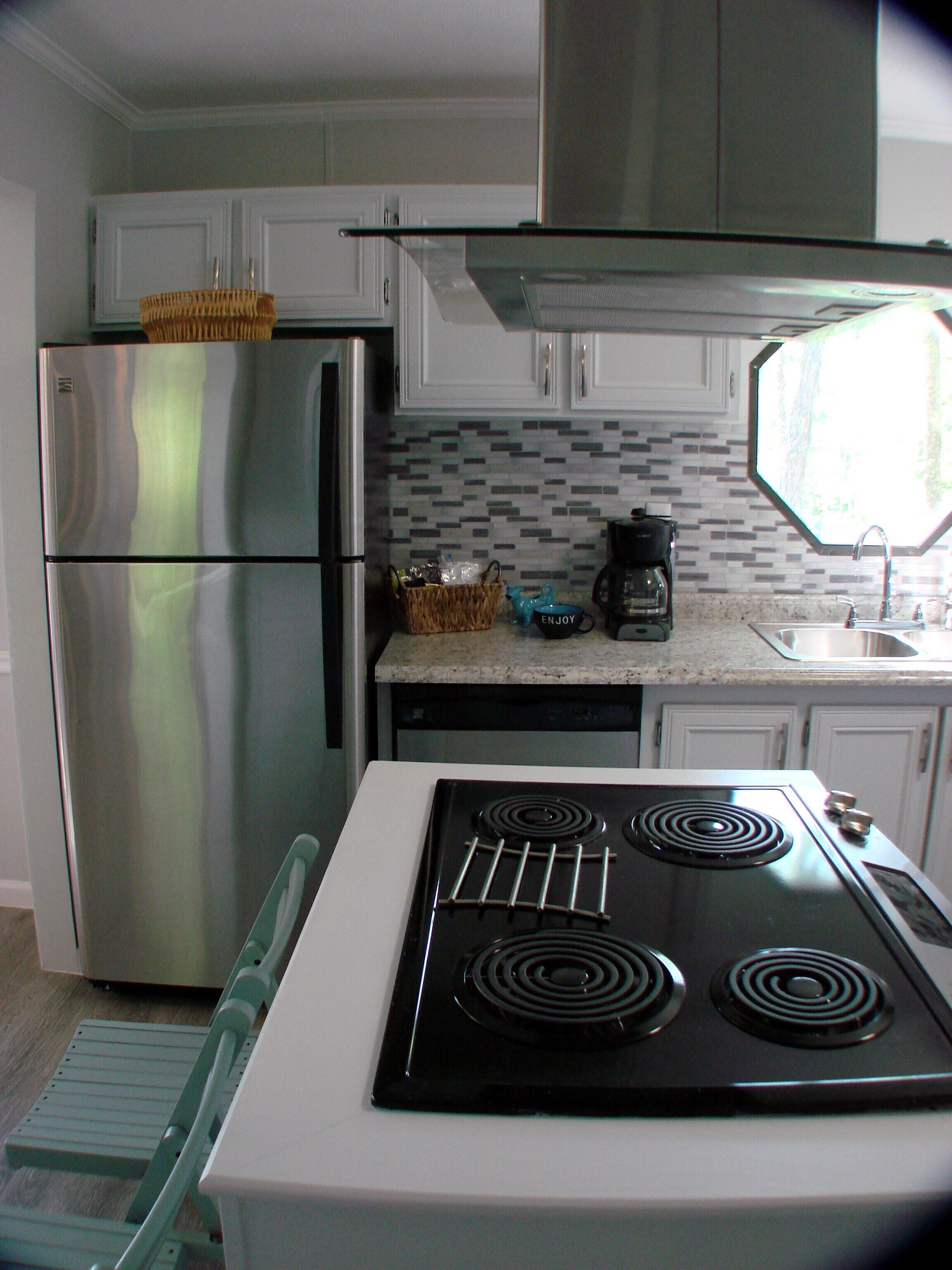 Frigorífico, microondas, horno y placa de cocina