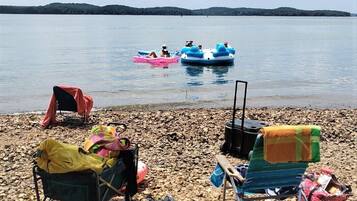 Plage, chaises longues, serviettes de plage