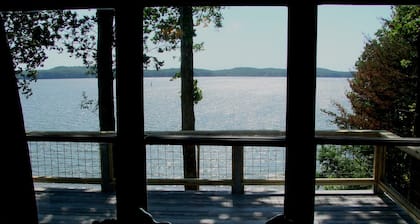 Cabaña junto al lago recientemente renovada, hermosas vistas al lago con rampa para botes adyacente.